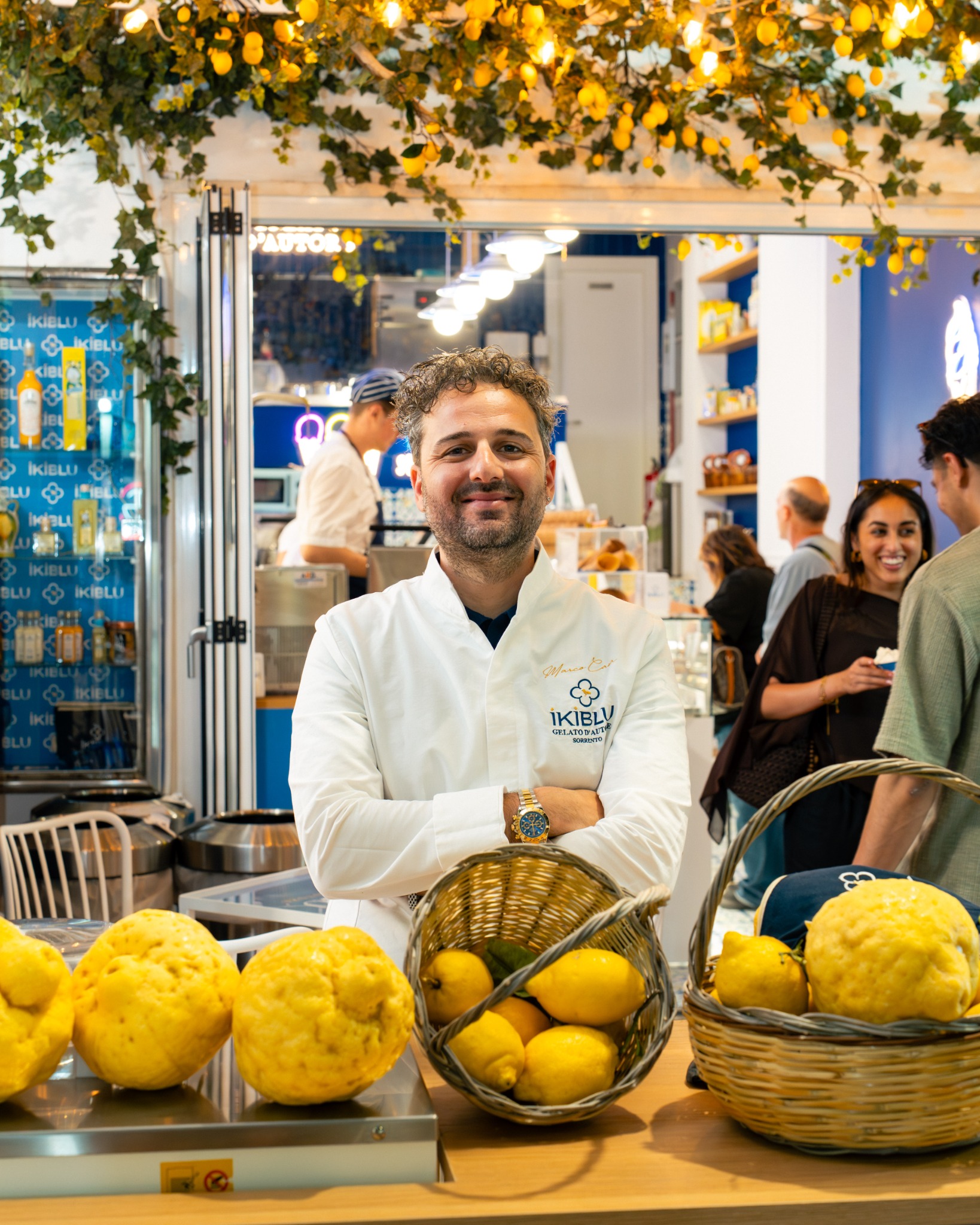 Ingresso IKIBLU con limoni e atmosfera mediterranea