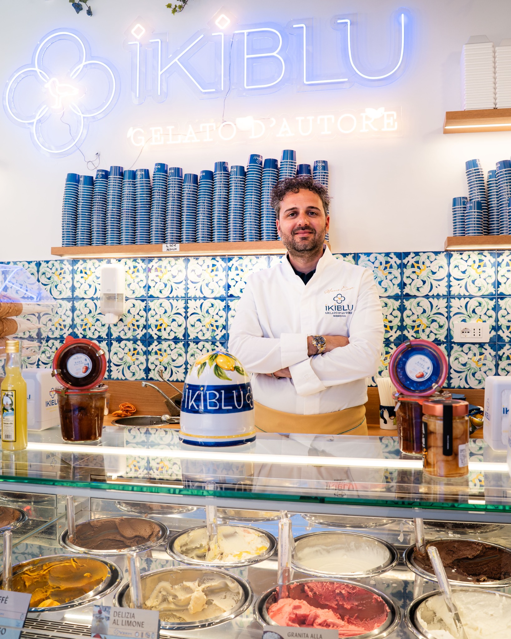 Banco gelateria IKIBLU con gelati artigianali