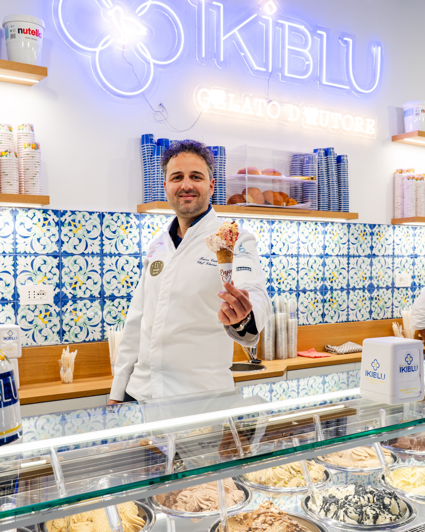 Maestro gelatiere IKIBLU con gelato artigianale
